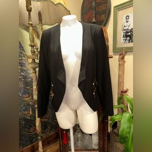 EUC CALVIN Klein black w gold Zippers open blazer